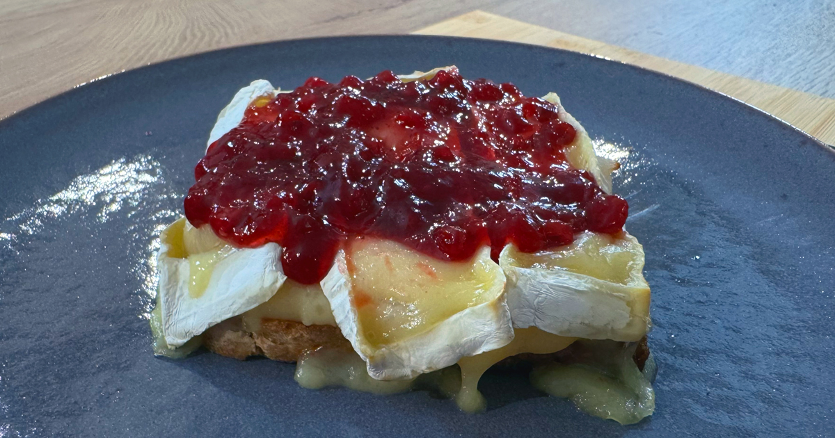 Camembert-Toast mit Birne und Preiselbeeren – ESSEN & ENDE